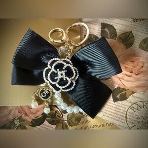 GIVVY 🦋 Designer Black Bow Bag Charm/ Key Holder with Pearl Accents